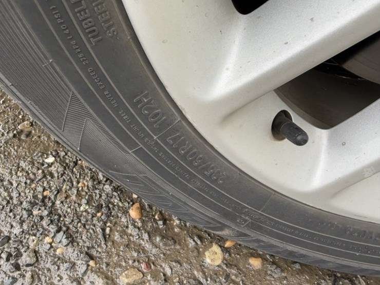 2014-ford-taurus-sedan-image-16