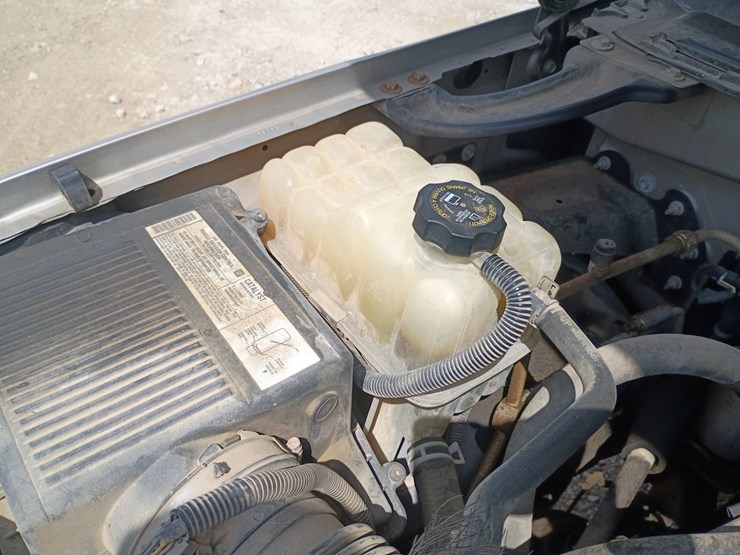 2005-chevrolet-suburban-image-26