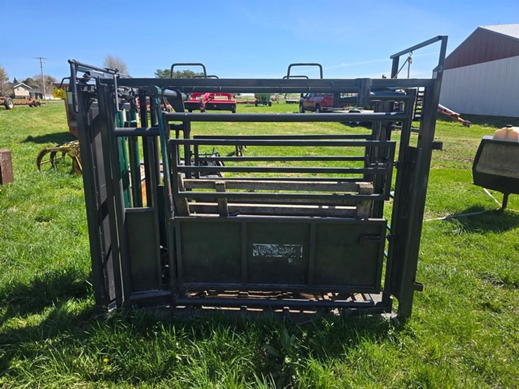#542-•-tuff-built-cattle-chute-image-2
