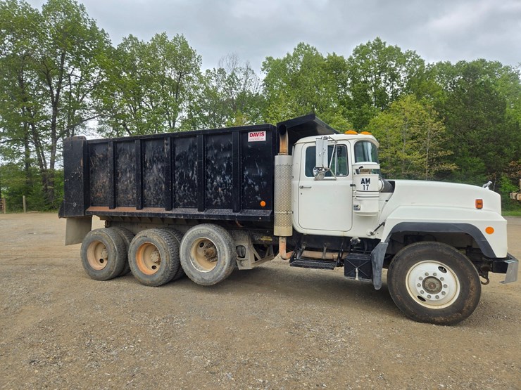 2001-mack-rd690s-image-23