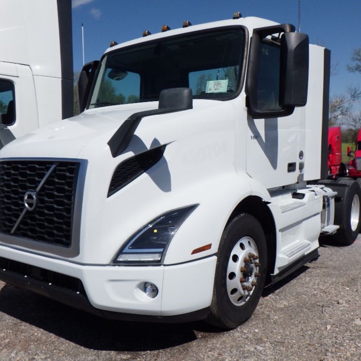2020 VOLVO VNR300