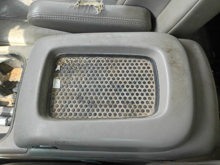 2005-chevrolet-suburban-image-43