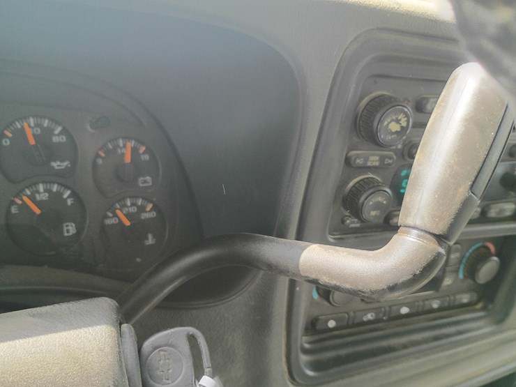 2005-chevrolet-suburban-image-49