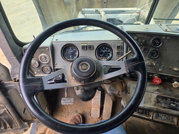 2001-mack-rd690s-image-77