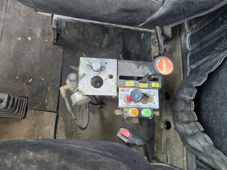 2001-mack-rd690s-image-84