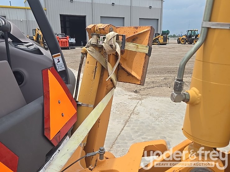 2004-case-580m-image-39