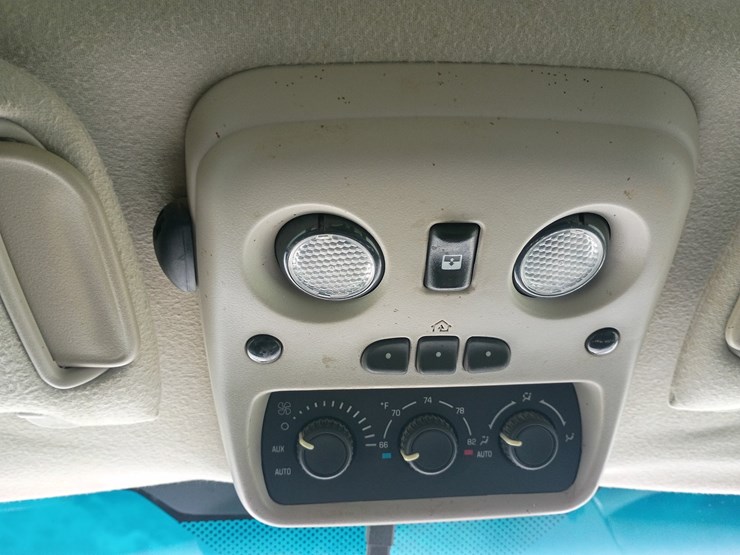 2005-chevrolet-suburban-image-46