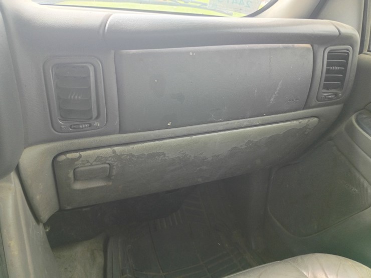 2005-chevrolet-suburban-image-36