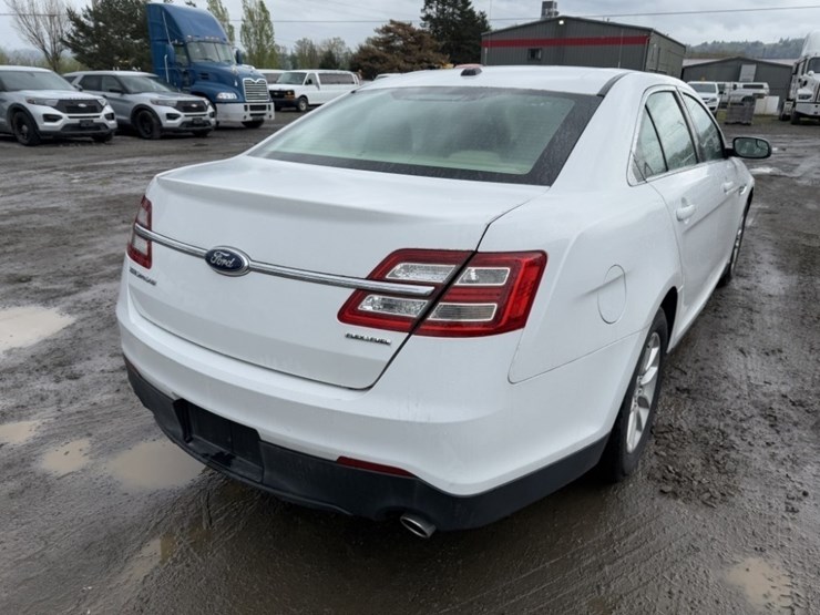 2014-ford-taurus-sedan-image-4