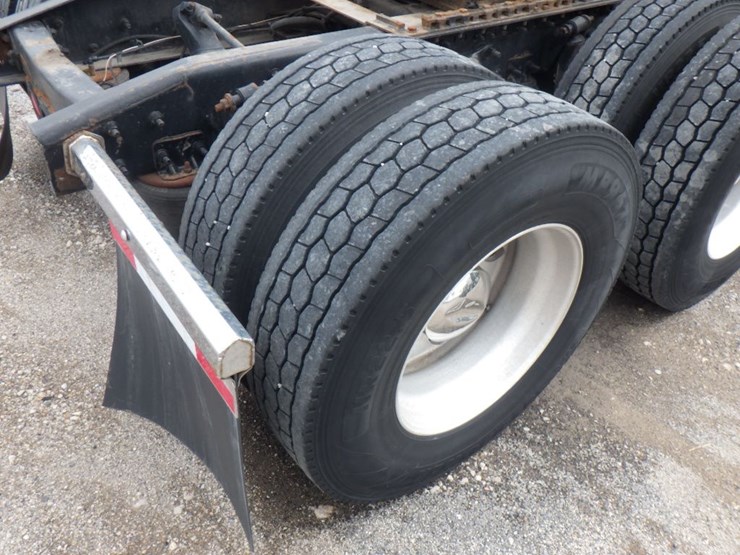 2011-freightliner-cascadia-125-image-6