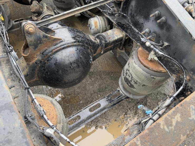 mack-cxu-tri-axle-truck-tractor-image-19