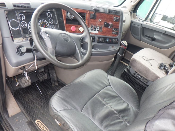 2011-freightliner-cascadia-125-image-15