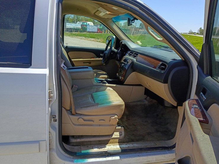 2008-chevrolet-tahoe-image-35