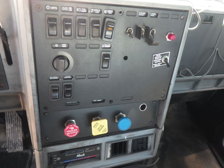 2000-mack-ch613-image-16