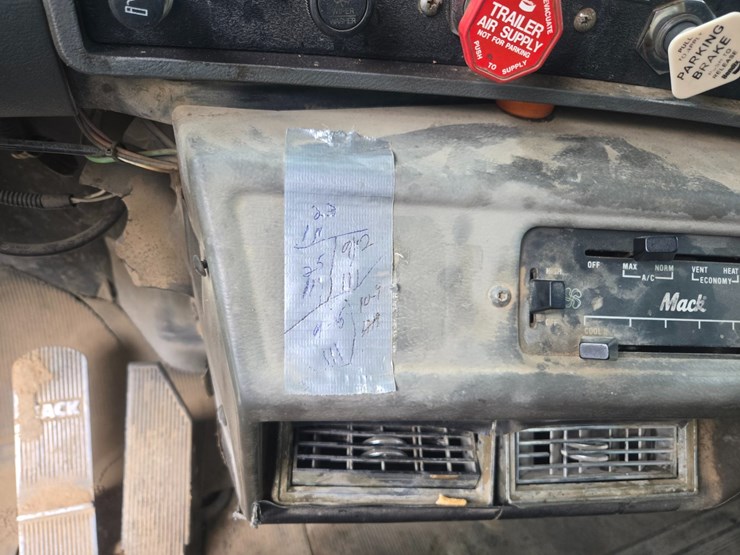 2001-mack-rd690s-image-75