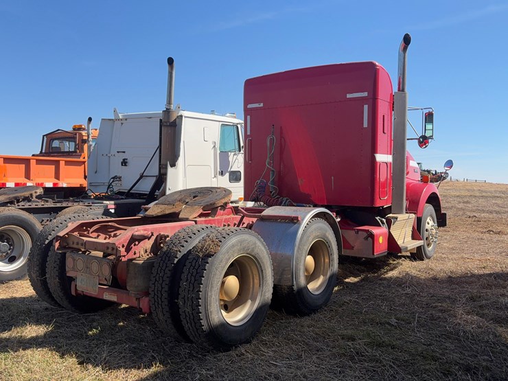2012-kenworth-semi-image-3