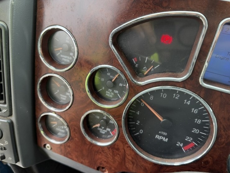 2013-mack-cxu613-tri-axle-truck-tractor-image-31