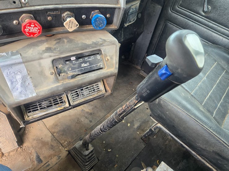 2001-mack-rd690s-image-74