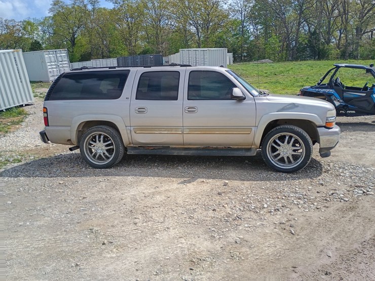 2005-chevrolet-suburban-image-12