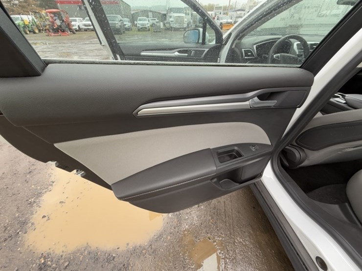 2014-ford-fusion-sedan-image-21