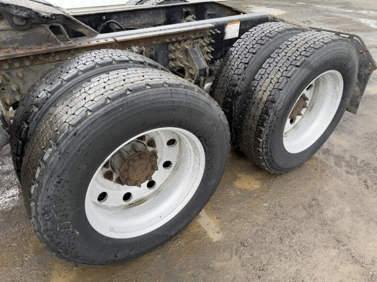 mack-cxu-tri-axle-truck-tractor-image-13