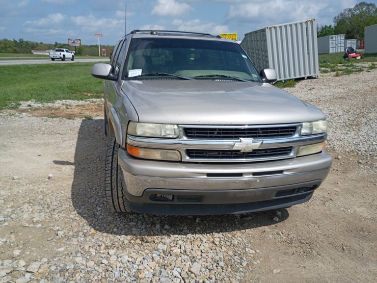 2005-chevrolet-suburban-image-15