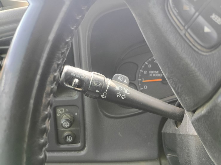 2005-chevrolet-suburban-image-48