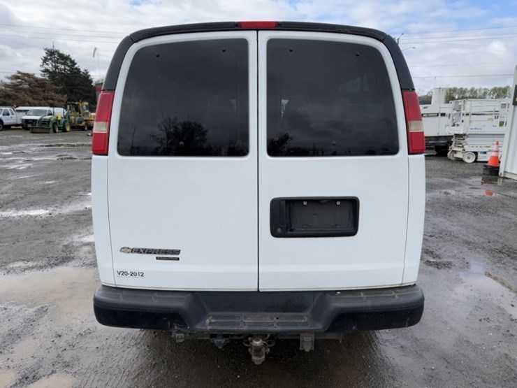2017-chevrolet-express-3500-image-5