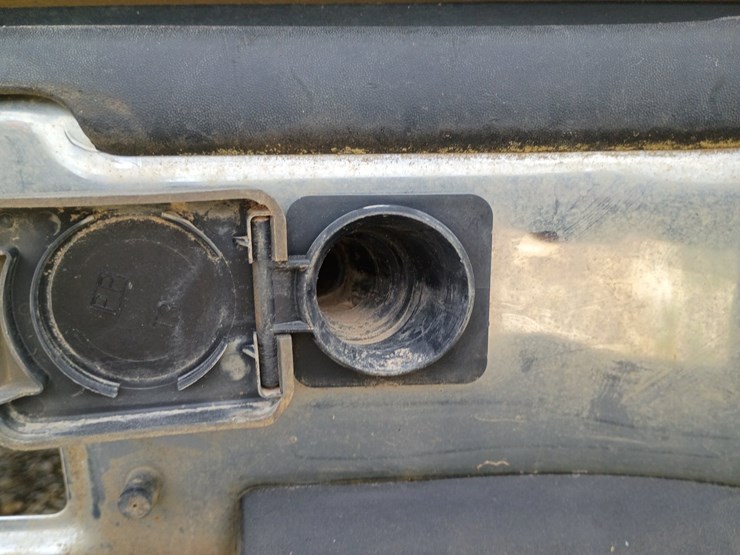 2005-chevrolet-suburban-image-74