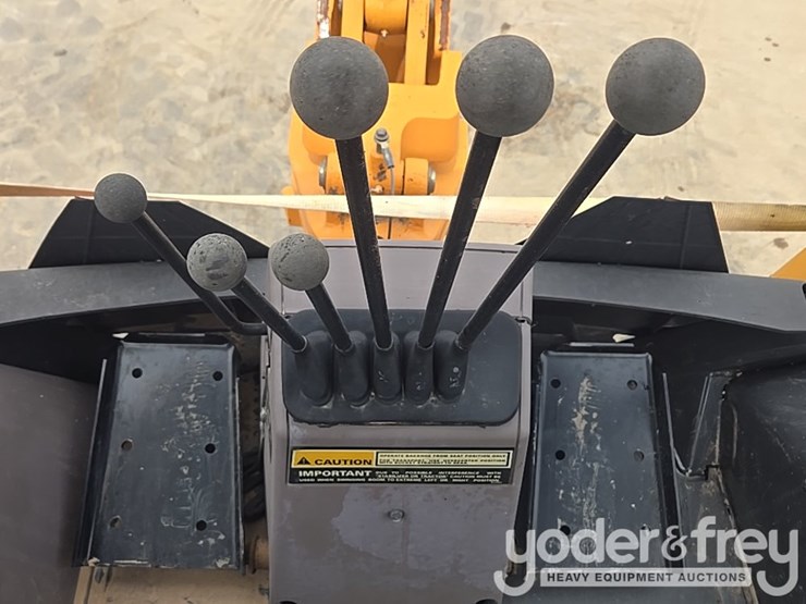 2004-case-580m-image-76