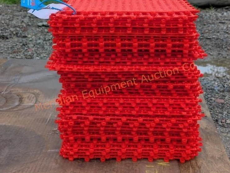 ~72--red-interlocking-rubber-floor-tiles-image-3