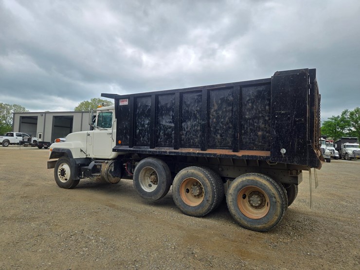 2001-mack-rd690s-image-10