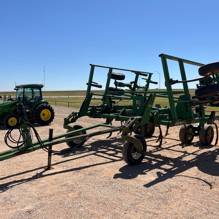 2001 JOHN DEERE 2400