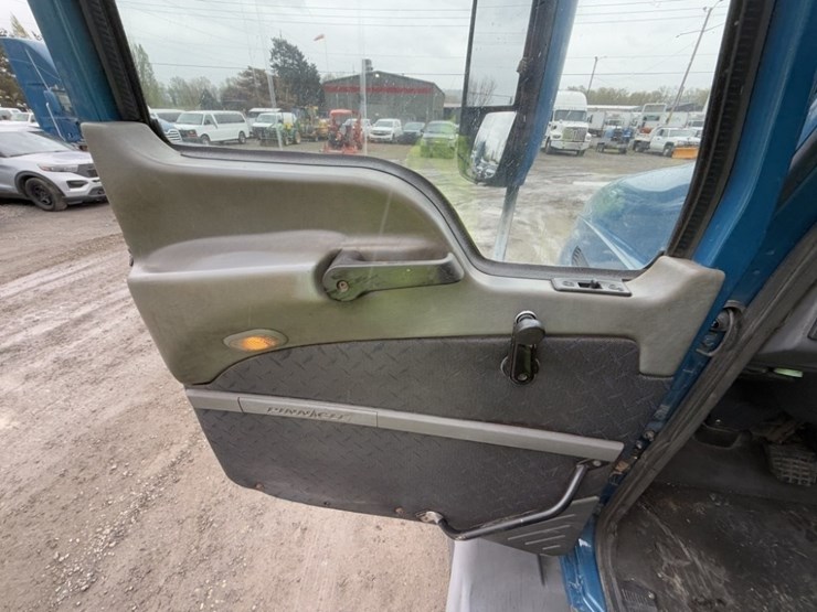 2013-mack-cxu613-tri-axle-truck-tractor-image-30