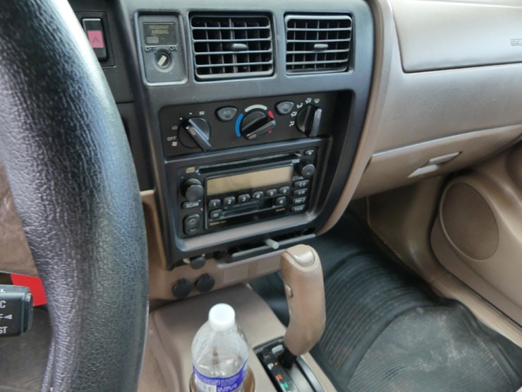 2004-toyota-tacoma-sr5-image-12