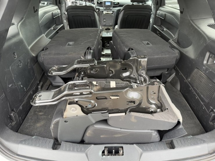 2020-ford-explorer-image-18