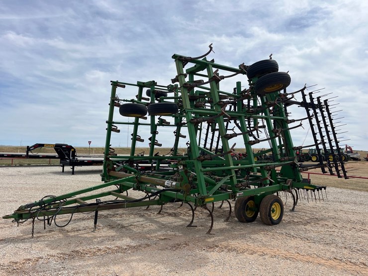 2005-john-deere-2210-image-1