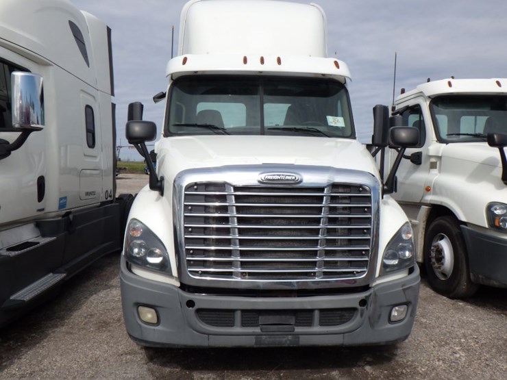 2017-freightliner-cascadia-125-image-2