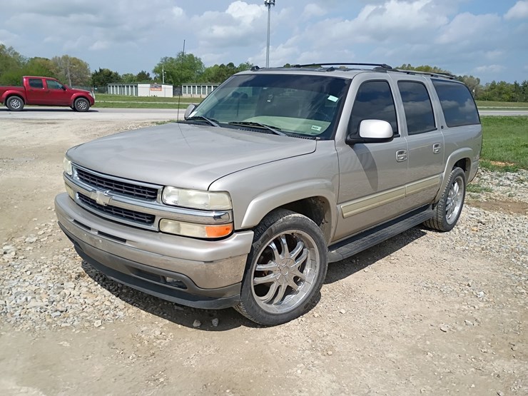 2005-chevrolet-suburban-image-1