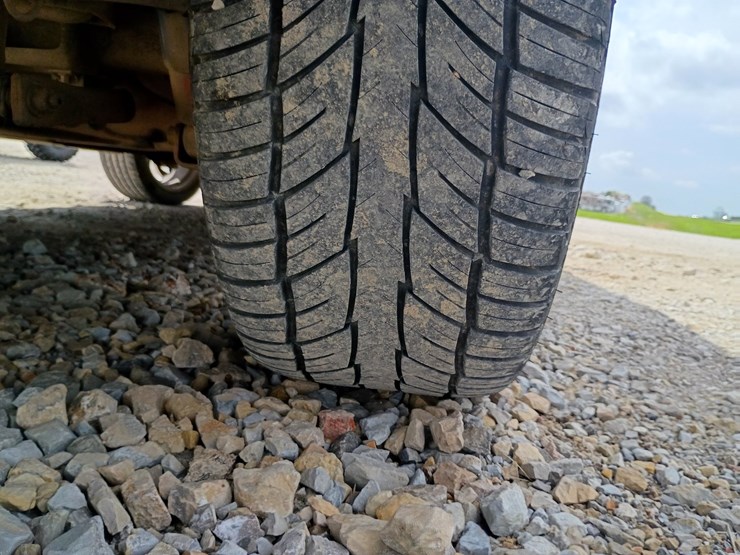 2005-chevrolet-suburban-image-90