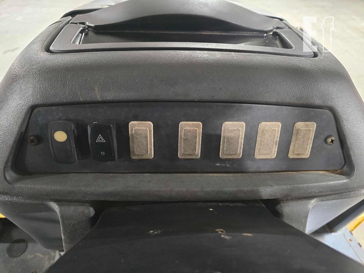 2011-deere-310j-image-22