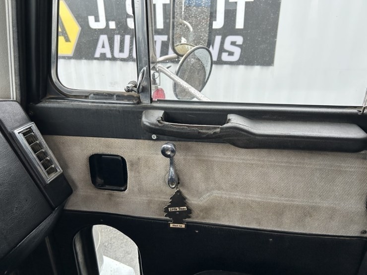1994-peterbilt-377-image-22