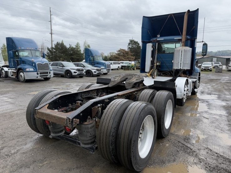 2013-mack-cxu613-tri-axle-truck-tractor-image-4