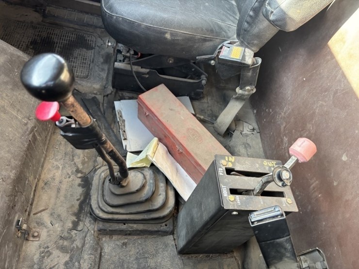 1985-international-4700-image-32