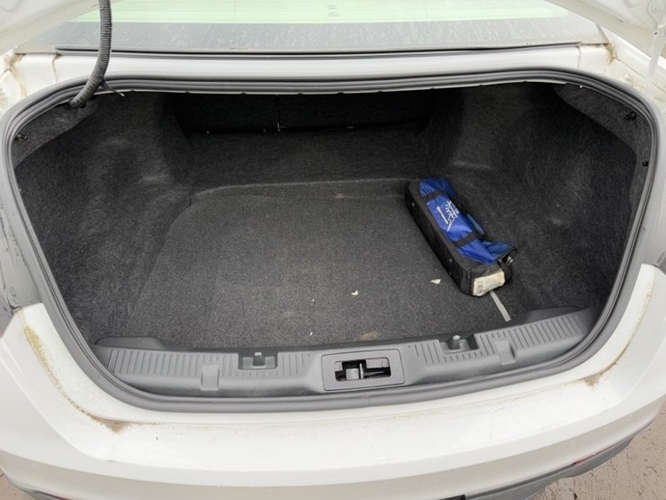 2014-ford-taurus-sedan-image-19