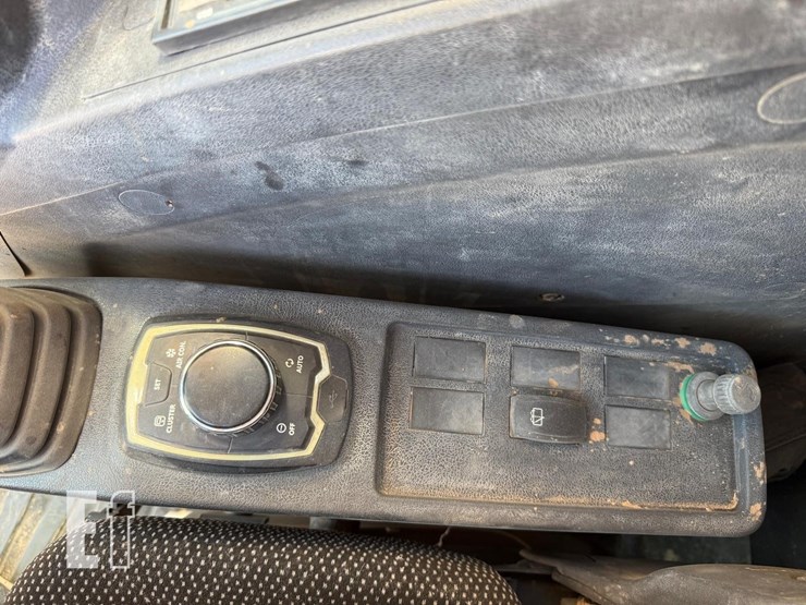 2017-hyundai-hx300l-image-24