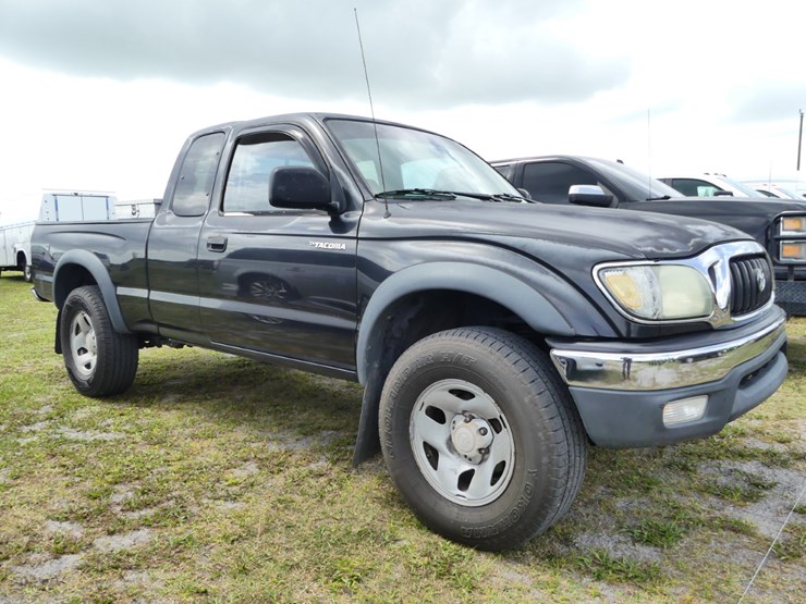 2004-toyota-tacoma-sr5-image-1