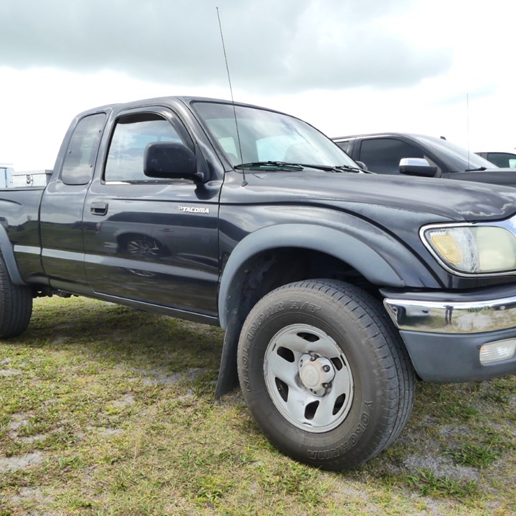 2004 TOYOTA TACOMA SR5