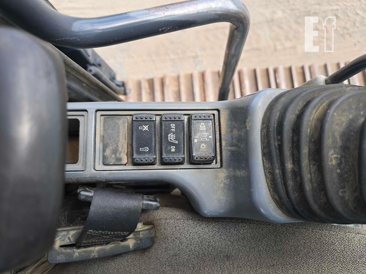 2018-deere-250g-lc-image-23