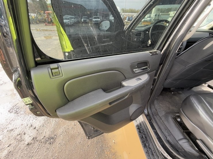 2014-chevrolet-tahoe-image-23